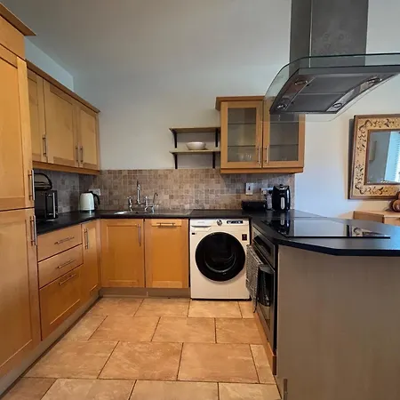 Spacious 2 Bed Near Dublin Airport * セルブリッジ