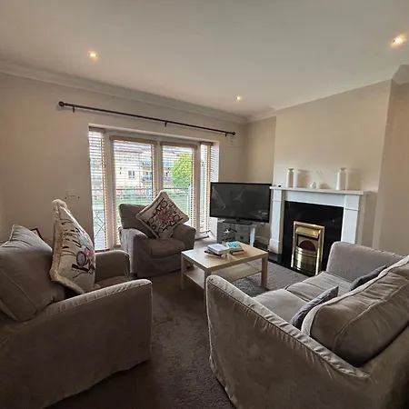 Spacious 2 Bed Near Dublin Airport Апартаменты *